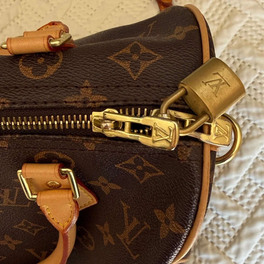 Louis Vuitton Speedy V30. Date Code: SP0169,  dust not included.  EUC! - Picture 3 of 5